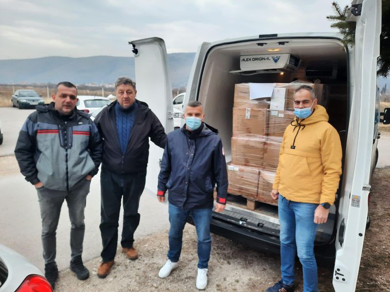 Gradu Mostaru od Vlade Srbije uručena je donacija univerzalnih transportnih medija sa dva brisa za PCR testiranje na korona virus