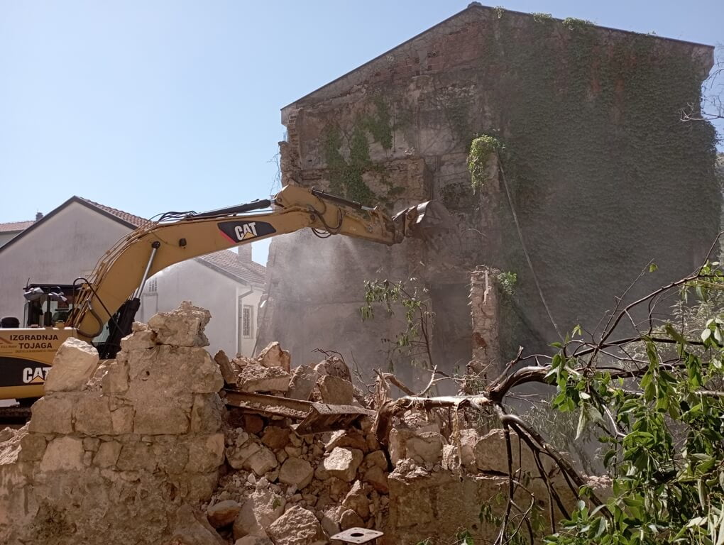 Uklanjanje ruševnih objekata u Mostaru